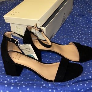 2.5 in Black Strappy Heel SIZE 9.5